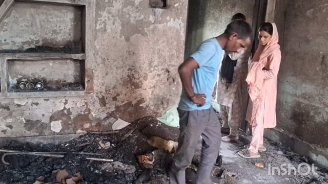 थाना रिफाइनरी क्षेत्र गांव बरारी भोला पुत्र कुंजी के मकान में शॉर्ट सर्किट से लगी आग सारा सामान जलकर हुआ खाक