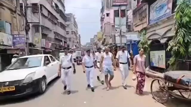 ▶️पश्चिम बंगाल*◀️
2021 में पुलिसकर्मियों पर गोली चलाने और 20 से अधिक बम फेंकने के आरोपी टीएमसी गुंडे आकाश सिंह को अंडरवियर में हावड़ा की सड़कों पर घुमाया गया।