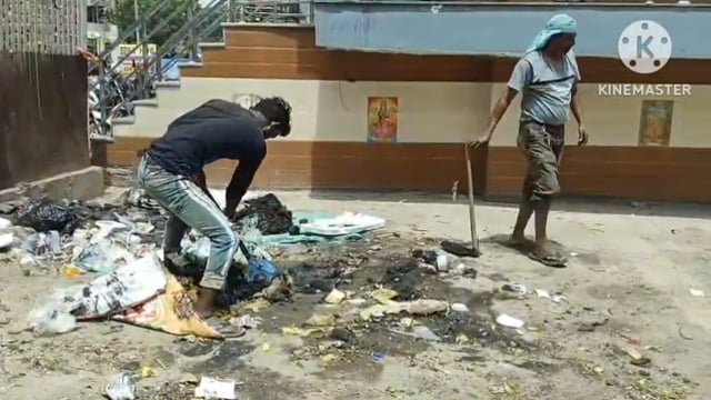 सर्वहम अस्पताल की दीवार पर देवी देवताओं की लगी टाइल्स बगल में गंदगी का ढेर हिंदू महासभा की महिला मोर्चा अध्यक्षमीरा राठौ