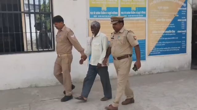 500 ग्राम अफीम के साथ एक आरोपी गिरफ्तार, थाना बण्डा पुलिस की कार्रवाई

शाहजहाँपुर के थाना बण्डा पुलिस ने अवैध मादक पदार्थों के खिलाफ अभियान के तहत बड़ी कार्रवाई करते हुए 500 ग्राम अफीम के साथ एक आरोपी को गिरफ्तार किया है। मुखबिर की सूचना पर सिकन्दरपुर मोड़ के पास पुलिस ने नीलकण्ठ (58) निवासी नटिउरा को पकड़ा, जिसके पास से अफीम बरामद हुई। आरोपी के खिलाफ एनडीपीएस एक्ट के तहत मुकदमा दर्ज कर वैधानिक कार्रवाई की जा रही है।
