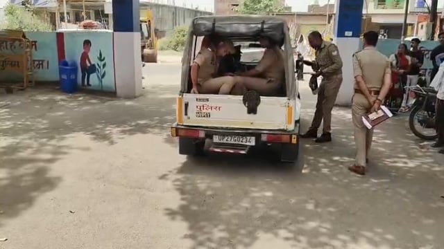 दहेज हत्या मामले में पति और सास गिरफ्तार

शाहजहांपुर के थाना रामचन्द्र मिशन पुलिस ने दहेज हत्या के मामले में वांछित दो आरोपियों को गिरफ्तार किया है। पुलिस ने मृतका के पति रवि वर्मा और सास मनोरमा को उनके घर से पकड़ा। आरोप है कि दहेज में सोने की चेन और मोटरसाइकिल की मांग को लेकर विवाहिता आरती को प्रताड़ित किया गया और मारपीट के बाद उसकी हत्या कर दी गई। दोनों आरोपियों को न्यायालय में पेश कर आगे की विधिक कार्रवाई की जा रही है।