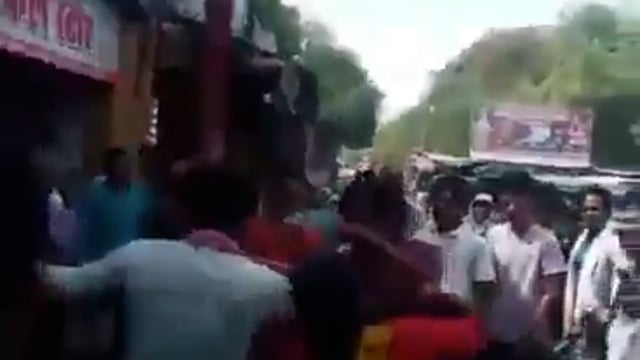 2 मिनट में 51 चप्पल-

उत्तर प्रदेश के ललितपुर में बस स्टैंड पर पारिवारिक विवाद के दौरान हाईवोल्टेज ड्रामा देखने को मिला। 
एक महिला ने अपनी बहू को उसके कथित प्रेमी के साथ पकड़ लिया,जिसके बाद मौके पर जमकर हंगामा हुआ।
विवाद बढ़ने पर सास ने युवक को चप्पलों से पीटना शुरू कर दिया। करीब दो मिनट में युवक पर कई बार चप्पलों से वार किए गए। इसी दौरान महिला का बेटा भी मौके पर पहुंच गया और पत्नी से मारपीट करने लगा