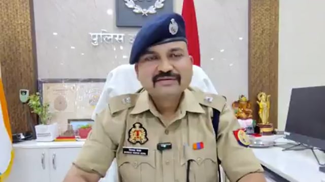 ▶️....update- आज सुबह वायरल हुई वीडियो में पुलिस पर उत्पीड़न का आरोप लगा रहा शख्स गांजा तस्कर मोहित गोस्वामी है
पुलिस गैंगस्टर एक्ट में वांछित मोहित को पकड़ने गई थी
तभी इसने बचने के लिए गेट बंद कर महिलाओं को आगे कर दिया था और वीडियो वायरल‌ कर दिया था
पुलिस ने गैंगस्टर मोहित को पकड़ लिया है
इसका अच्छा खासा अपराधिक इतिहास भी बताया गया है
पुलिस अब सम्पत्ति जब्त करने की बात कह रहीं हैं