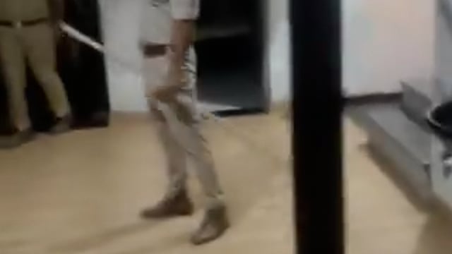 ▶️.....उत्तर प्रदेश- मेरठ के कंकरखेड़ा थाना क्षेत्र में पुलिस पर एक परिवार ने रात में घर में घुसकर मारपीट और तोड़फोड़ करने का आरोप लगाया है। घटना 24-25 मई की रात की बताई जा रही है, जिसका वीडियो सोशल मीडिया पर तेजी से वायरल हो रहा है।
पीड़ित परिवार के मुताबिक पुलिसकर्मी बिना महिला पुलिस के घर में घुस आए, गेट और शीशे तोड़ दिए तथा डंडों से मारपीट की। आरोप है कि इस दौरान एक युवती की आंख में गंभीर चोट लगी। परिवार का कहना है कि उन्होंने किसी तरह ऊपरी मंजिल का गेट बंद कर खुद को बचाया।
फिलहाल मामले में पुलिस की आधिकारिक प्रतिक्रिया सामने नहीं आई है।