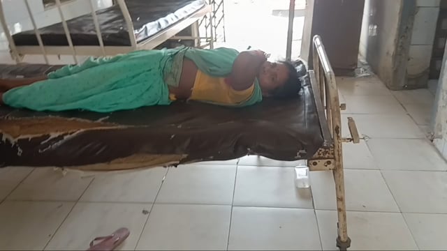 डायरिया से महिला पीड़ित, पीएचसी में इलाज