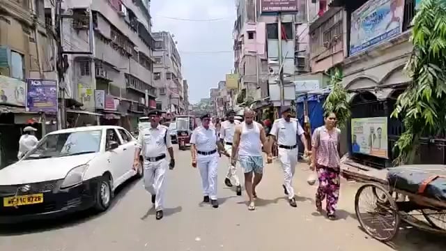 शुभेंदु का जलवा !!! पश्चिम बंगाल में ममता बनर्जी के खासमखास डॉन आकाश सिंह को मुख्य सड़कों पर बनियान अंडरवियर में घुमाया गया है , 
डॉन आकाश सिंह का उस क्षेत्र में अच्छा दबदबा है, 22 से अधिक आपराधिक मुकदमे दर्ज हैं ,
पूर्व में उसे बड़ी दाढ़ी  और बड़े बालों में देखा जाता था लेकिन अब उसे गंजा भी कर दिया गया है !!
