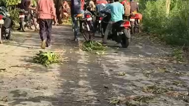 शाहजहांपुर जनपद के ब्लाक ददरौल में तेज आंधी 70 किलोमीटर स्पीड के चलते चादापुर रोड पर स्थित पेड़ों उठने से लगा जाम सड़क पर पड़े पेड़ों का कटान जारी