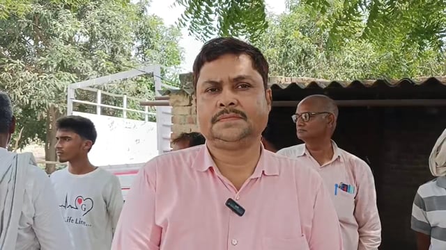 कब्जा परिवर्तन करने पहुंची चकबंदी टीम का ग्रामीणों ने किया विरोध