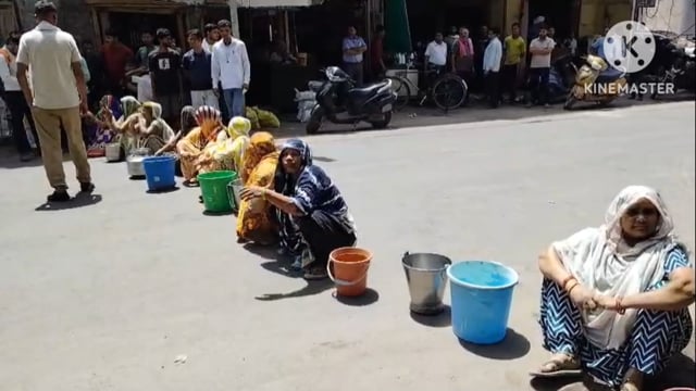 एक तरफ योगी सरकार की नई-नई दावे हर घर मिलेगा पानी बत्ती पर लेकिन आगरा शहर में यह चीज सफल होते दिखाई दे रही है रोड़ों पर 