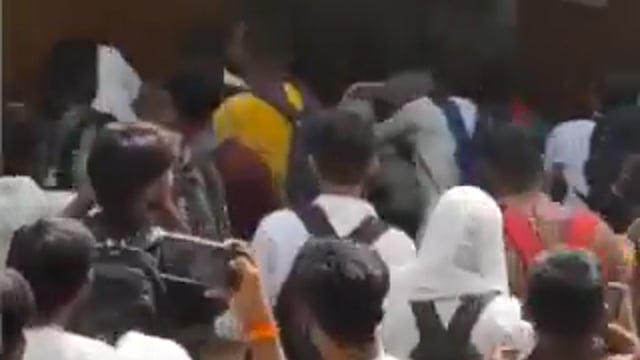 ▶️.......NEET UG के अब SSC GD का पेपर लीक हो गया है इसके कारण परीक्षा कैंसिल किए जाने की खबर है पर उनकी अभी पोस्ट नहीं हो रही है हालांकि पेपर लेकर घटना के बाद लखनऊ में छात्रों ने भारी हंगामा किया और केंद्र में तोड़फोड़ की
