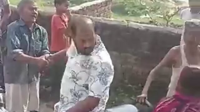 Aligarh-☝️💁‍♂️ये जनाब पेशे से एक यूट्यूबर है 
लोगों की वीडियो बनाकर खूब यूट्यूब पर ड़ालते थे आज खुद इनकी वीडियो बन गयी,
विवादित प्रॉपर्टी के मामले मे सिफारिश मे गए थे,नतीजे आपके सामने है, बुलेट छोड़ कर भन भन भागे

मामला सासनीगेट इलाके का बताया जा रहा है