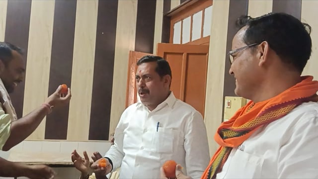 प्रधानों को प्रशासक बनाए जाने पर प्रधान संघ अध्यक्ष अरविंद शुक्ला ने बांटी मिठाई, जताई खुशी*