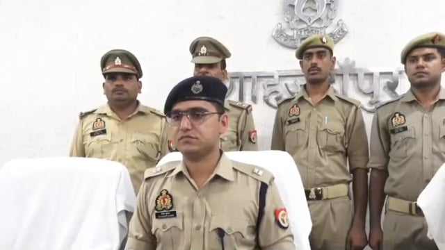 फर्जी पेट्रोल पंप चलाकर नकली डीजल-पेट्रोल बेचने वाले 5 आरोपी गिरफ्तार

थाना रोजा क्षेत्र में फर्जी पेट्रोल पंप संचालित कर नकली डीजल और पेट्रोल की बिक्री करने वाले 5 अभियुक्तों को पुलिस ने गिरफ्तार किया है। मामले में पुलिस ने त्वरित कार्रवाई करते हुए आरोपियों के खिलाफ आवश्यक विधिक कार्रवाई शुरू कर दी है। अपर पुलिस अधीक्षक (नगर) ने बताया कि इस कार्रवाई से अवैध ईंधन कारोबार पर प्रभावी रोक लगाने का प्रयास किया जा रहा है।