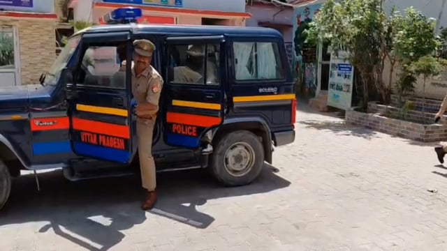 नाबालिग से दुष्कर्म के आरोपी को सदर बाजार पुलिस ने दबोचा, पॉक्सो एक्ट में भेजा जेल

शाहजहाँपुर। सदर बाजार थाना पुलिस ने नाबालिग लड़की को बहला-फुसलाकर भगाने और उसके साथ शारीरिक संबंध बनाने के आरोपी युवक को गिरफ्तार कर लिया। पुलिस ने आरोपी के खिलाफ बीएनएस और पॉक्सो एक्ट की धाराओं में कार्रवाई करते हुए न्यायालय में पेश किया।