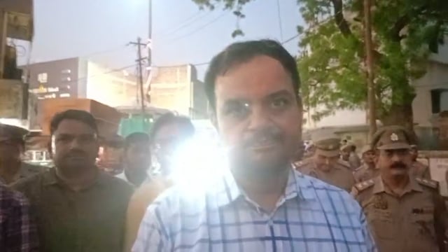 *बकरीद पर्व को लेकर मुहम्मदाबाद नगर में रूट मार्च के दौरान संवाददाताओं से बातचीत में जिलाधिकारी ने क्या कुछ कहा आप खुद स