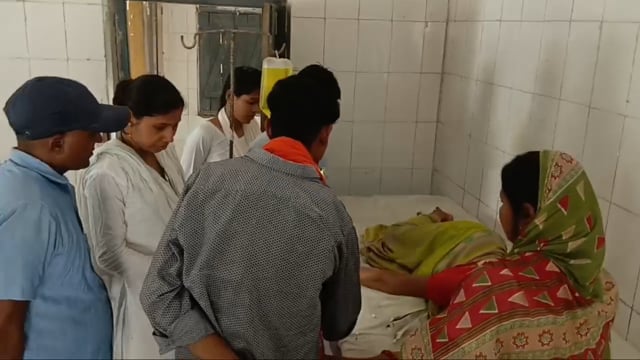 पानी लाने के दौरान महिला चक्कर खाकर गिरी पीएचसी में भर्ती