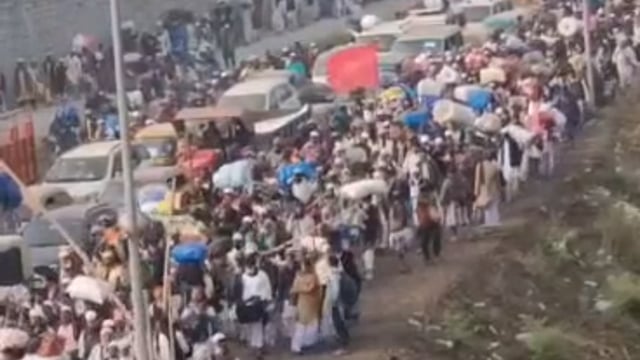 ▶️.....बंगाल की जनता ने इस बार भाजपा का #Hit ऐसा छिड़का है कि #Cockroach बिलों से भाग रहे हैं.._
ये दृश्य हुगली से है..
परसों ही #SuvenduAdhikari ने बोला है बंगाल में #CAA लागू हो गया है..!

#बांग्लादेश #कॉकरोच