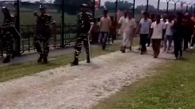 ▶️.....पश्चिम बंगाल में बॉर्डर से 50 किलोमीटर तक की जमीन बीएसएफ को देने के बाद बाड़बंदी काम बहुत तेजी से शुरू किया जा रहा है इसके अलावा चार लेयर पर सिक्योरिटी केबिन बनाए जाएंगे 
सीमा पर रहने वाले ग्रामीण इतने प्रसन्न है कि वह रैली निकाल रहे हैं 
क्योंकि बांग्लादेशी घुसपैठियों से सीमावर्ती ग्राम काफी प्रभावित थे 
सबसे ज्यादा यहां के हिंदू काफी प्रभावित थे