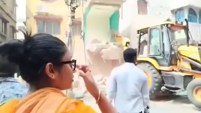 ▶️.....TMC ने बेलेघाटा में हिंदू घर के सामने जबरन अवैध क्लब बनाया था..*
सामने से आती जाती 
हिंदू लड़कियों को छेड़ते थे..
बंगाल पुलिस आज इसे बुलडोजर से ध्वस्त कर दिया फिर स्थानीय लोग 
जय श्री राम के जोरदार जयकारे लगाकर बुलडोजर कार्रवाई का जश्न मना रहे हैं..
*बंगाल बदल गया है*