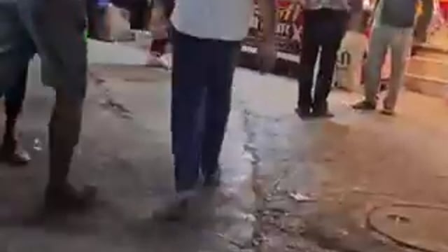 ▶️.....हरिद्वार - हर की पैड़ी क्षेत्र में बीती रात हरियाणा से आए दो व्यक्तियों ने राह चलते-चलते महिला के साथ अश्लील हरकत कर डाली,गंगा सभा के वरिष्ठ पदाधिकरी उज्जवल पंडित ने युवकों का पीछा किया और युवकों की इस पूरी हरकत को कैमरे में कैद कर पुलिस को सूचित किया।