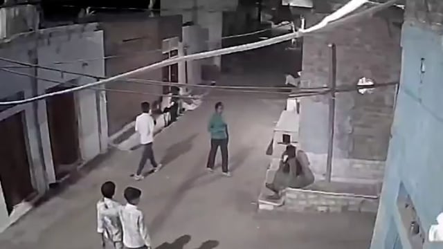 ▶️.....मध्य प्रदेश के शिवपुरी जिले के लुधावली क्षेत्र में महिला के साथ बेरहमी से मारपीट का वीडियो वायरल हो रहा है। पीड़िता आरती प्रजापति बताई जा रही हैं। आरोप है कि दबंगों ने उन्हें गंभीर रूप से घायल कर दिया। आरती प्रजापति पहले भी कई विवादों और आरोप-प्रत्यारोप को लेकर चर्चा में रह चुकी हैं। घटना के बाद कानून व्यवस्था पर सवाल उठ रहे हैं। वहीं हाल ही में जिले में नई पुलिस अधीक्षक यांगचेन डोलकर भूटिया की तैनाती हुई है जिन्हें LadySingham के नाम से जाना जाता है। मामले में सख्त कार्रवाई की मांग उठ रही है।