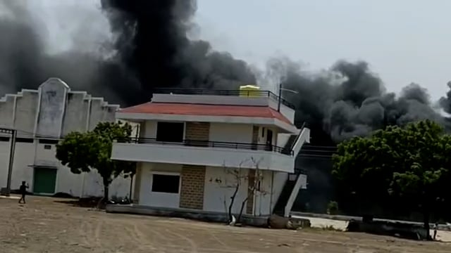 तोंडार पाटी जवळ दाळ मिलच्या गोदामाला भीषण आग,अग्निशमन दलाकडून शर्थीचे प्रयत्न सुरू
