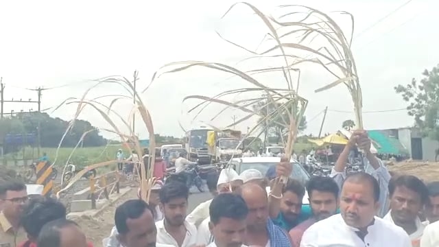शेतीसाठी पाणी मिळावे या मागणीसाठी शेतकरी उतरले रस्त्यावर,रास्ता रोको आंदोलन