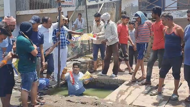 शमशाबाद रोड राजेश्वर पेट्रोल के पास जो नाला है उसमें राष्ट्रीय हिंदू परिषद भारत के अध्यक्ष गोविंद पाराशर ने दिया धरना 