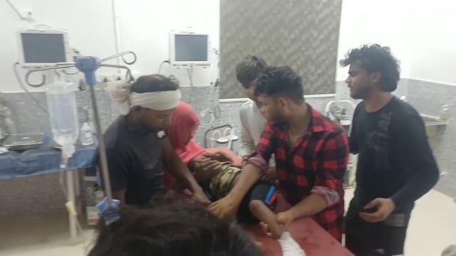 कटोरिया में तेज रफ्तार ऑटो का कहर: सड़क किनारे खेल रही 4 वर्षीय मासूम चांदनी खातून को कुचला, गंभीर हालत में देवघर रेफर