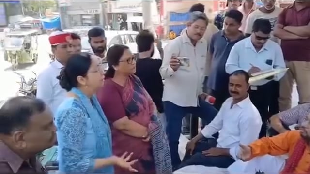 जनसमस्याओं को लेकर भाजपा पार्षद धरने पर बैठे
शाहजहांपुर में नगर निगम की कार्यप्रणाली से नाराज भाजपा पार्षदों ने नगर निगम परिसर में शहीद प्रतिमाओं के पास धरना दिया। पार्षदों ने शहर में जलभराव, टूटी सड़कों और सीवर लीकेज जैसी समस्याओं पर अधिकारियों की अनदेखी का आरोप लगाया।
धरने पर बैठे पार्षदों का कहना था कि कई इलाकों में सड़कें खोदने के बाद मरम्मत नहीं कराई गई, जिससे लोगों को भारी परेशानी हो रही है। लगातार शिकायतों के बावजूद समस्याओं का समाधान नहीं हो पा रहा है।
