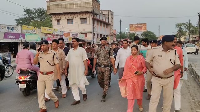 फ्लैग मार्च से गूंजा बगहा, प्रशासन बोला—अफवाह फैलाने वालों पर होगी कड़ी कार्रवाई