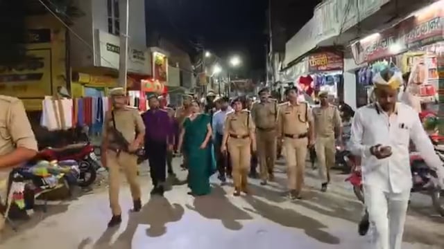 अंबेडकर नगर
ईद-उल-फितर के मुबारक मौके पर जिले के जिलाधिकारी (DM) और पुलिस अधीक्षक (SP) ने संयुक्त रूप से शहर के विभिन्न मुख्य चौराहों,संवेदनशील इलाकों और ईदगाहों का औपचारिक निरीक्षण किया। इस दौरान दोनों शीर्ष अधिकारियों ने सुरक्षा व्यवस्था और यातायात प्रबंधन का बारीकी से जायजा लिया।