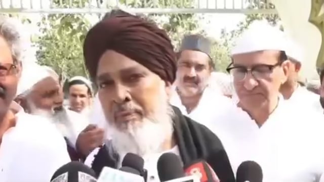 ईदगाह में अदा हुई ईद-उल-अजहा की नमाज, अमन-चैन और तरक्की की मांगी दुआ

शाहजहांपुर की ईदगाह में ईद-उल-अजहा की नमाज अकीदत और शांतिपूर्ण माहौल में अदा की गई। नमाज के बाद लोगों ने मुल्क की तरक्की, खुशहाली और पूरी दुनिया में अमन-चैन कायम रहने की दुआ मांगी। इस दौरान आपसी भाईचारे, सौहार्द और कुर्बानी के पैगाम को भी साझा किया गया।