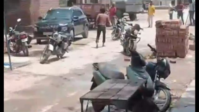 मथुरा के हाइवे थाना क्षेत्र में ब्रज चौरासी कोस परिक्रमा में भंडार के लिए दो पक्ष आमने सामने दबा के चली गोली 