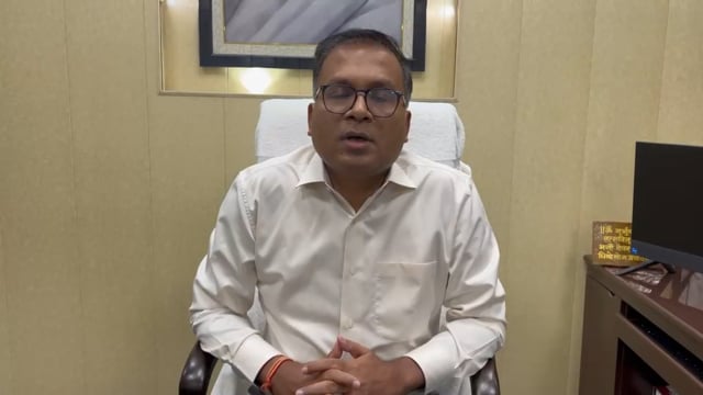 भीषण गर्मी के बीच मौसम विभाग ने नया अलर्ट जारी किया है। आईएमडी के मुताबिक 29 मई को यूपी, दिल्ली, बिहार समेत 15 राज्यों में तेज बारिश और तूफान आने की संभावना है। इस दौरान 90 किलोमीटर प्रति घंटे की रफ्तार से आंधी चल सकती है। मौसम विभाग ने लोगों को सतर्क रहने, बेवजह बाहर न निकलने और किसानों व मछुआरों को विशेष सावधानी बरतने की सलाह दी है। तेज आंधी के कारण पेड़-पौधे और बिजली के खंभे गिरने का भी खतरा जताया गया है।