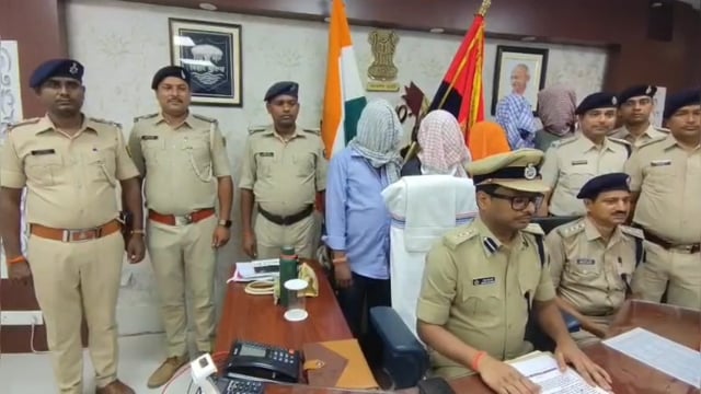 24 घंटे में पुलिस का बड़ा खुलासा : सड़क लूट और हत्या कांड में पांच आरोपी गिरफ्तार: पुलिस अधीक्षक उपेंद्रनाथ वर्मा ने प्रेस कॉन्फ्रेंस कर दिया जानकारी