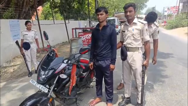 बाइक में छुपा कर रखा 41 लीटर महुआ शराब के साथ युवक गिरफ्तार
