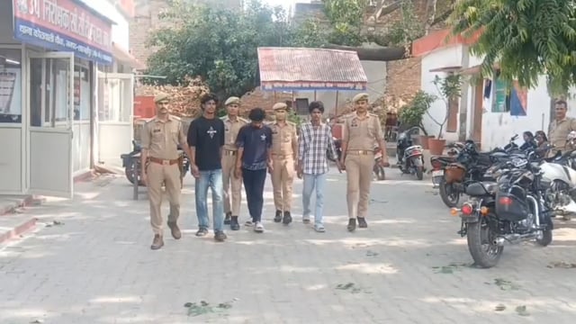 फर्जी फोन-पे ऐप से ठगी करने वाले तीन गिरफ्तार

शाहजहांपुर में फर्जी फोन-पे ऐप के जरिए दुकानदारों से ठगी करने वाले तीन शातिर युवकों को पुलिस ने गिरफ्तार किया है। आरोपियों ने कपड़ों की दुकान से 15,450 रुपये की खरीदारी कर नकली पेमेंट दिखाकर सामान ले लिया था। पुलिस ने तीन मोबाइल, चोरी के कपड़े और एक बुलेट मोटरसाइकिल बरामद की है।