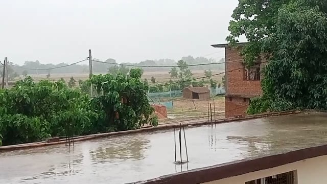 बांसडीह कस्बे सहित ग्रामीण क्षेत्रो में धूल भरी तेज आंधी व हल्की बारिश के बाद हिट वेभ व भीषण गर्मी से लोगो को मिली राहत