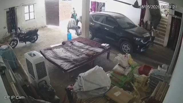 सपा के महिला मोर्चा के जिला अध्यक्ष की बेरहमी से पिटाई देखकर आप भी हो जाएंगे दंग,सीसीटीवी हो रहा वायरस
