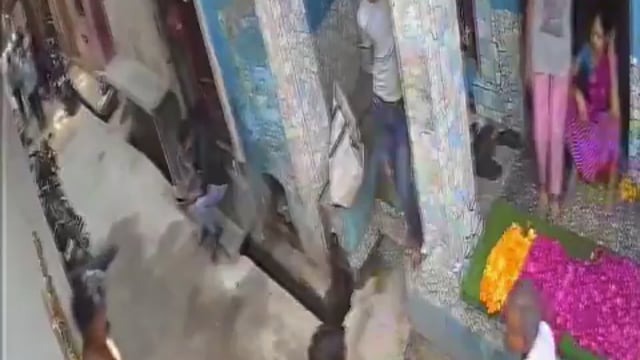 ▶️....'लट्ठ युद्ध'
मैनपुरी में पुरानी रंजिश को लेकर 2 पक्षों में लट्ठ युद्ध हुआ, जमकर एक दूसरे पर लट्ठ से वार किए गए
महिला, बुजुर्ग और बच्चों को गिरा गिराकर पीटा गया, लट्ठ युद्ध की वारदात CCTV में कैद हो गई

पुलिस ने कई लोगों को हिरासत में लिया है