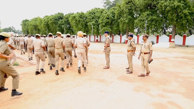शाहजहांपुर पुलिस लाइन में आयोजित साप्ताहिक परेड के दौरान एसपी सौरभ दीक्षित ने पुलिस बल का निरीक्षण कर अनुशासन, फिटनेस और कार्यशैली की समीक्षा की। उन्होंने पुलिसकर्मियों के साथ दौड़ लगाकर फिटनेस का संदेश दिया और पुलिस लाइन, मैस व पीआरवी वाहनों की व्यवस्थाओं का भी जायजा लिया। साथ ही प्रशिक्षुओं को राइफल ड्रिल और शस्त्र संचालन संबंधी आवश्यक दिशा-निर्देश दिए गए।