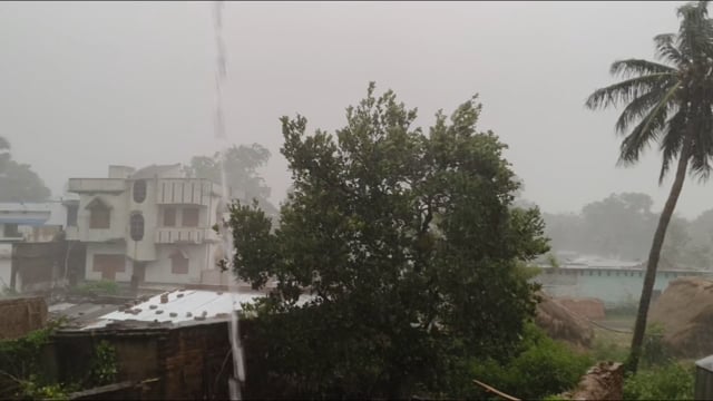 अमरपुर में भीषण आंधी तूफान और बारिश से जन जीवन अस्त व्यस्त।