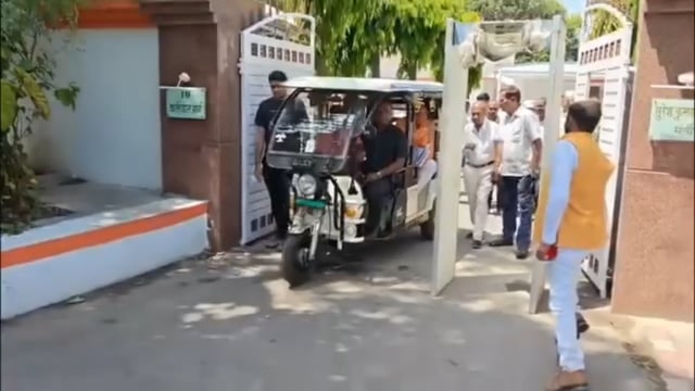 पेट्रोल-डीजल बचाने का संदेश दे रहे वित्त मंत्री सुरेश कुमार खन्ना

Suresh Kumar Khanna लगातार लोगों को ईंधन बचाने के लिए जागरूक करते नजर आ रहे हैं। पहले साइकिल, फिर मोटरसाइकिल और उसके बाद ई-रिक्शा से सफर कर उन्होंने पेट्रोल और डीजल की बचत का संदेश दिया। उनका कहना है कि पेट्रोल और डीजल का उपयोग केवल अत्यधिक आवश्यकता होने पर ही करना चाहिए। साथ ही उन्होंने लोगों से प्रधानमंत्री Narendra Modi के ईंधन बचत और पर्यावरण संरक्षण के संदेश का पालन करने की अपील की।