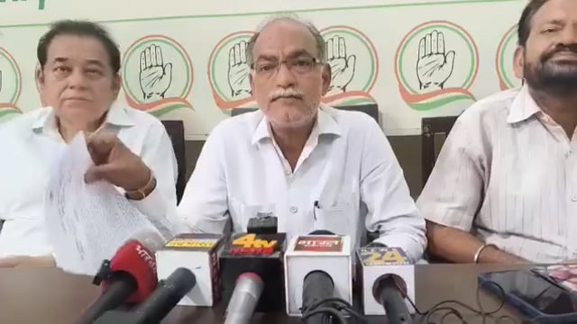 शाहजहांपुर में कांग्रेस का सरकार पर हमला

शाहजहांपुर में कांग्रेस जिलाध्यक्ष ने प्रदेश सरकार पर जमकर निशाना साधते हुए कहा कि कांग्रेस प्रदेश अध्यक्ष Ajay Rai को महोबा की पीड़िता से मिलने से रोकना लोकतंत्र के खिलाफ है। उन्होंने आरोप लगाया कि सरकार भ्रष्टाचार और अपराध के मुद्दों को दबाने का प्रयास कर रही है। कांग्रेस नेताओं ने कहा कि जनता के अधिकारों और महिलाओं की सुरक्षा के सवाल पर पार्टी लगातार आवाज उठाती रहेगी।