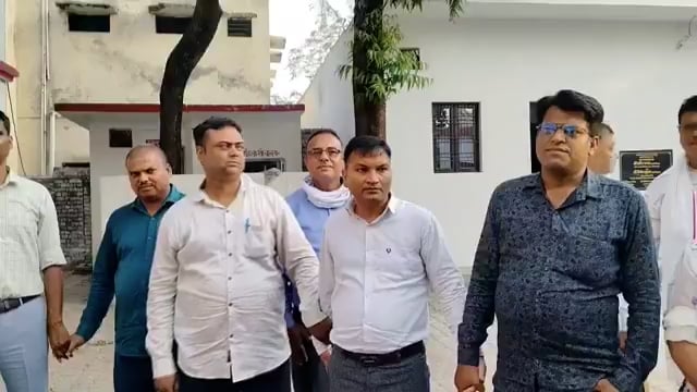 ▶️.....कन्नौज में सब रजिस्ट्रार गिरफ्तार -
कन्नौज में भ्रष्टाचार के खिलाफ बड़ी कार्रवाई करते हुए विजिलेंस टीम ने एक सब रजिस्ट्रार को ₹60,000 की रिश्वत लेते हुए रंगे हाथ गिरफ्तार किया। कार्रवाई के बाद विभाग में हड़कंप मच गया। मामले में आगे की कानूनी कार्रवाई की जा रही है।