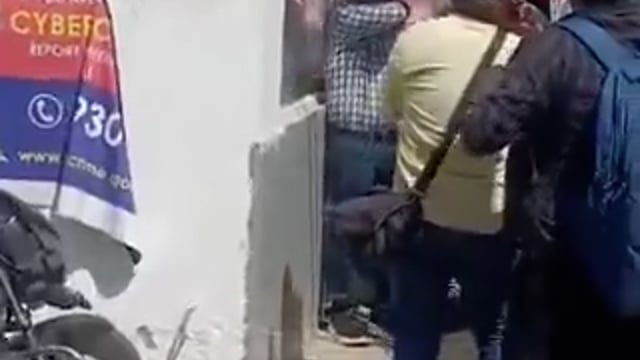 ▶️.....मेरठ में भ्रष्टाचार का दिलचस्प दृश्य-
25 लाख रुपये का भुगतान 10 महीने से रोककर 1 लाख की रिश्वत मांगने वाले JE को एंटी करप्शन टीम ने रंगे हाथों पकड़ा
ड्राइवर के हाथ JE पैसे ले रहा था
अब दोनों मुंह छिपाते हुए घूम रहे हैँ