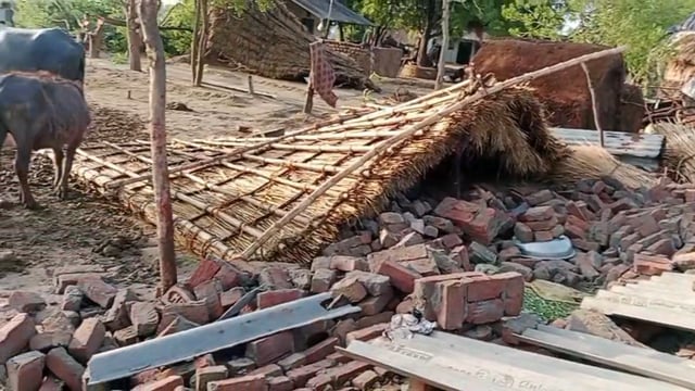 पिनाहट ब्लॉक के गाँव क्योंरी बीच का पूरा मे देर रात तेज आधी और बारिश की वजह से घर की दीवार एवं टीन सेड गिरा, टीन मे सो रही महिला गंभीर, इलाज के दौरान  मौत.