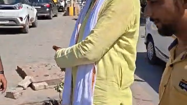  गड्ढा राजपुर चुंगी पेट्रोल पंप के सामने है जहां पर एक मंदिर भी है काफी समय से खुला हुआ है हादसा हो सकता है संज्ञान में 