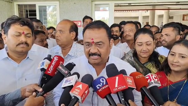 तानाजीराव पाटील यांचा उमेदवारी अर्ज दाखल 